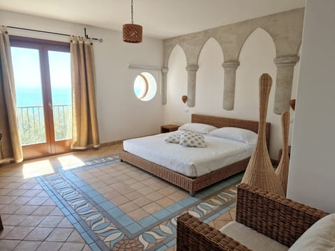 RAVELLO - sea view, with jacuzzi | Minibar, individually decorated, individually furnished, desk