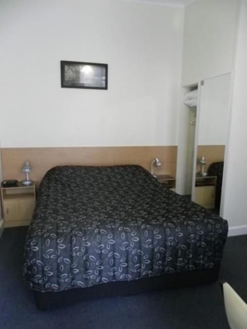 Standard Room, Non Smoking (Queen Room) | Desk, soundproofing, iron/ironing board, free WiFi