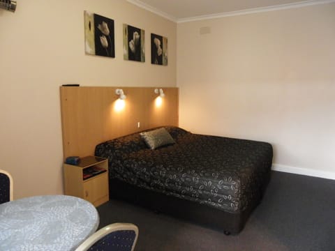 Standard Room, Non Smoking (Large King Bed) | Desk, soundproofing, iron/ironing board, free WiFi