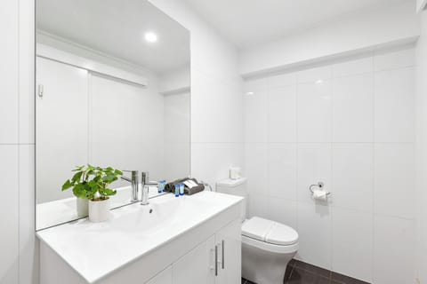 Superior Room, 1 Queen Bed | Bathroom | Free toiletries, hair dryer, towels