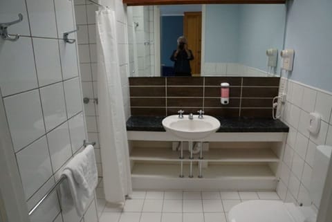 Executive Double Room | Bathroom | Shower, hair dryer, towels