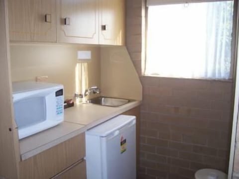 Standard Queen | Private kitchenette | Fridge, microwave, coffee/tea maker, electric kettle