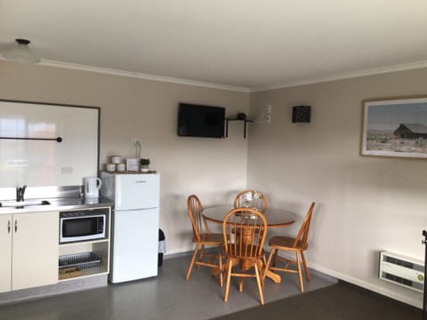 Studio Park Motel | Private kitchen | Fridge, microwave, electric kettle, cookware/dishes/utensils