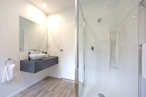 Standard Suite, 1 Bedroom, Non Smoking, Kitchen (Unit) | Bathroom | Hair dryer, towels