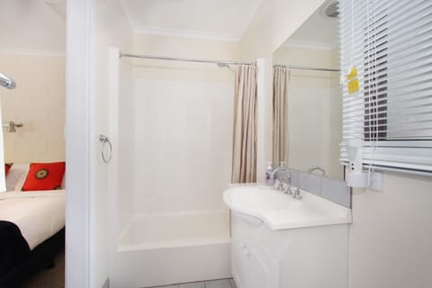 Combined shower/tub, free toiletries, hair dryer, towels