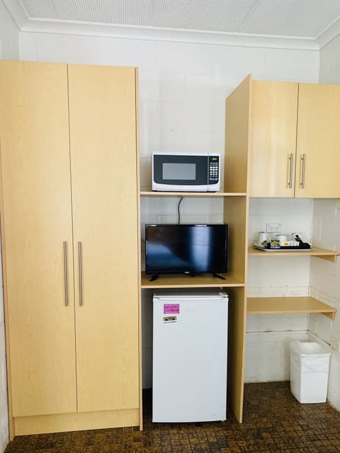 Room, Non Smoking (Twin Room) | Desk, iron/ironing board, cribs/infant beds, free WiFi