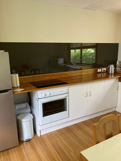 Standard Suite, Multiple Bedrooms (Cottage 3) | Private kitchen | Fridge, microwave, stovetop, electric kettle