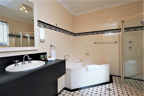 Federation Room with Spa Bath | Bathroom | Free toiletries, hair dryer, towels, soap