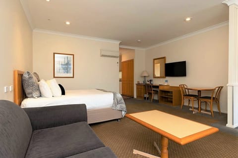 Executive Double Room, Non Smoking, Jetted Tub | Premium bedding, minibar, free WiFi, bed sheets