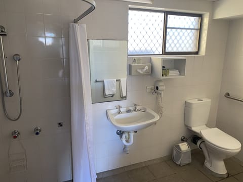 Standard Room, Non Smoking (Standard Double) | Bathroom | Free toiletries, hair dryer, towels