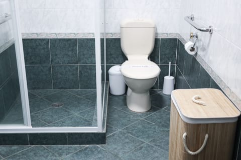 Signature Apartment, Multiple Beds | Bathroom | Shower, rainfall showerhead, free toiletries, towels