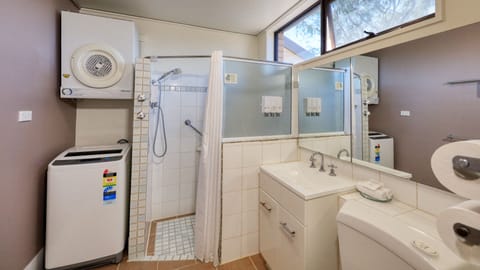 One Bedroom Apartment | Bathroom | Shower, hair dryer, towels
