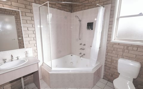 Studio with Spa Bath | Bathroom | Free toiletries, towels