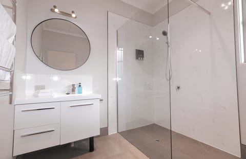 Superior King Room | Bathroom | Free toiletries, towels