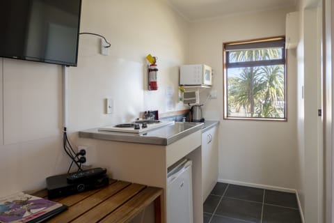 Family Suite, 1 Bedroom, Non Smoking, Kitchen | Private kitchenette | Fridge, microwave, coffee/tea maker, electric kettle