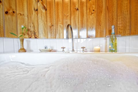 The Boomerang: Blue Wren | Private spa tub