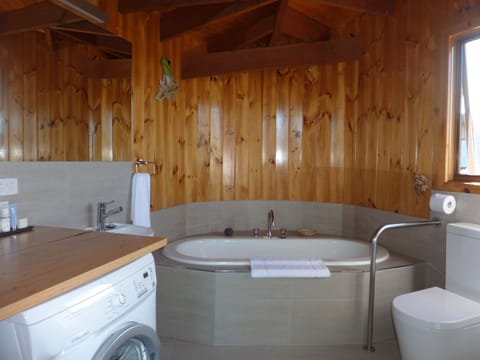 The Boomerang: Blue Wren | Bathroom | Separate tub and shower, jetted tub, free toiletries, hair dryer