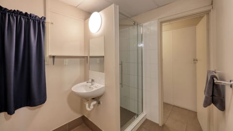 Standard Room, Non Smoking | Bathroom | Shower, hair dryer, towels