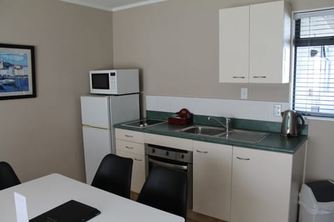 Deluxe Suite, 2 Bedrooms, Non Smoking, Ensuite | Private kitchenette | Fridge, microwave, coffee/tea maker, electric kettle