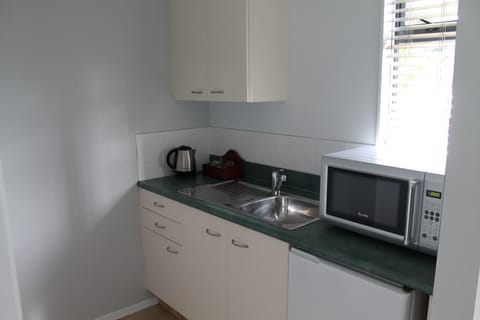 Basic Studio | Private kitchen | Fridge, microwave, coffee/tea maker, electric kettle