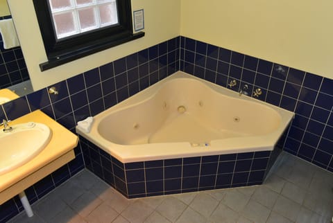 Motel Double Suite | Jetted tub