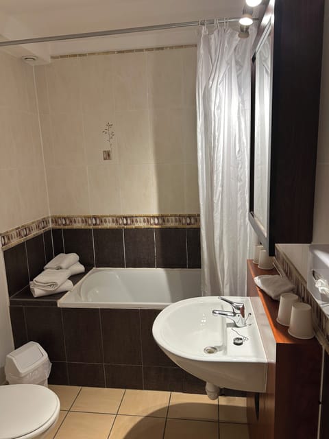 Family Room | Bathroom | Combined shower/tub, hair dryer, towels, soap