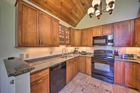 Cottage (3 Bedrooms) | Private kitchen | Microwave, oven, stovetop, dishwasher