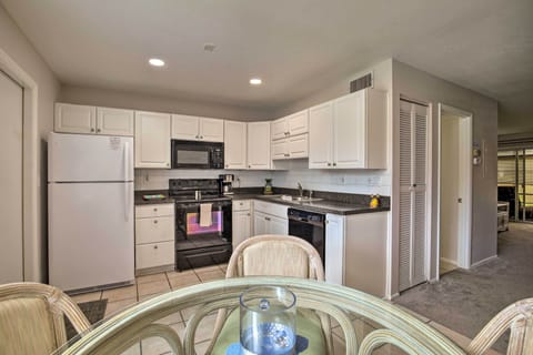 Apartment (2 Bedrooms) | Private kitchen | Microwave, oven, stovetop, dishwasher