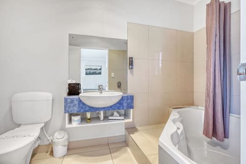 Standard Room, Non Smoking, Kitchenette (Spa Bath Studio) | Bathroom | Shower, towels, soap, shampoo