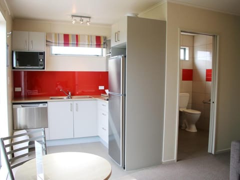 One Bedroom Deluxe Park Motel | Private kitchenette