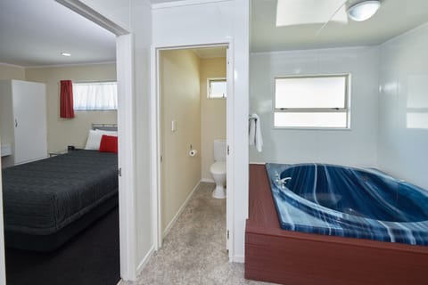 Standard Suite, 2 Bedrooms | Bathroom | Shower, hair dryer, towels