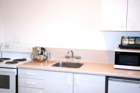 King Studio | Private kitchen | Microwave, stovetop, coffee/tea maker, cookware/dishes/utensils