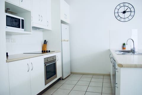 Family Suite, 1 Bedroom, Non Smoking, Kitchen (suite) | Private kitchen | Fridge, microwave, coffee/tea maker, electric kettle