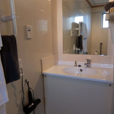 Family Suite, 1 Bedroom, Non Smoking, Pool Access | Bathroom | Free toiletries, hair dryer, towels, soap