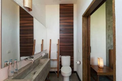 Deluxe AC Room | Bathroom | Shower, free toiletries, towels
