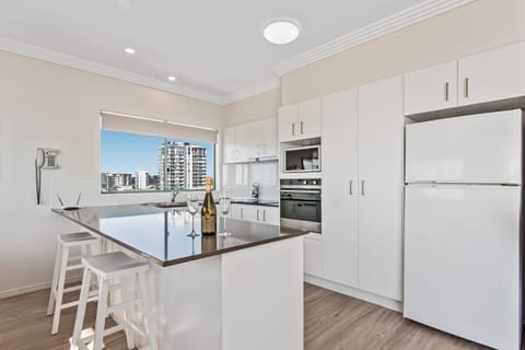 Deluxe Apartment, 3 Bedrooms, Ocean View | Private kitchen | Full-size fridge, microwave, oven, stovetop