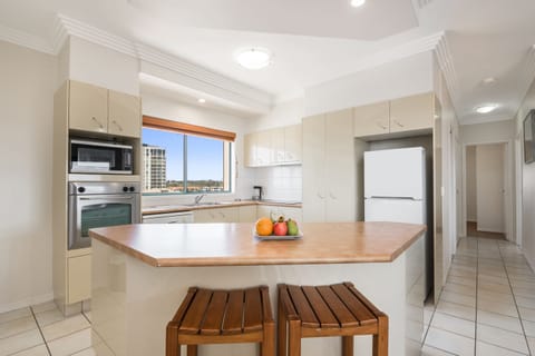 Apartment, 2 Bedrooms, Ocean View | Private kitchen | Full-size fridge, microwave, oven, stovetop