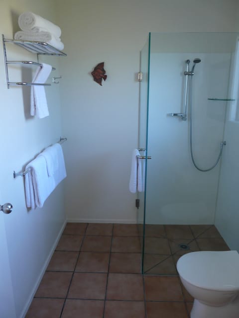 Standard Suite, 2 Bedrooms, Non Smoking, Kitchenette (Suite) | Bathroom | Shower, free toiletries, hair dryer