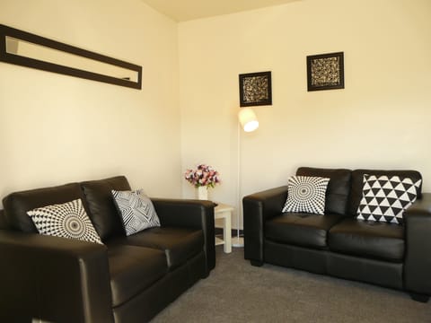 Standard Suite, 2 Bedrooms, Non Smoking, Kitchenette (Suite) | Living area