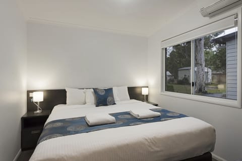 Deluxe 2 Bedroom Family Cabin - Sleeps 6 | Iron/ironing board, free WiFi, bed sheets