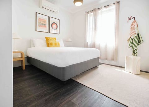 Private Queen Ensuite Room | Iron/ironing board, free WiFi, bed sheets