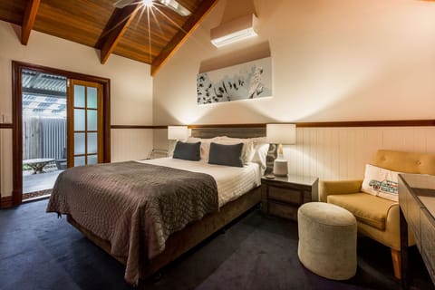 Standard Room, Balcony (Shiraz Queen Spa) | Minibar, free WiFi, bed sheets