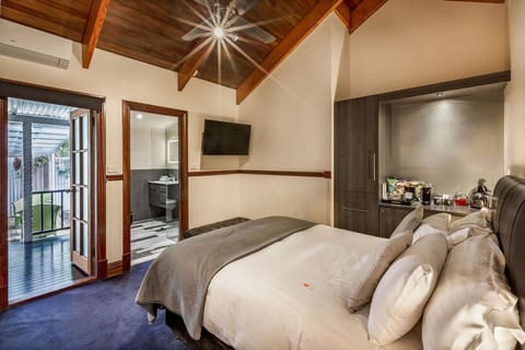 Standard Room, Balcony (Semillon Queen Spa) | Minibar, free WiFi, bed sheets