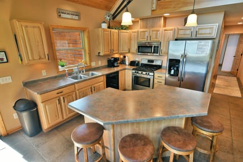 Cabin, Multiple Beds, Fireplace | Private kitchen | Fridge, microwave, oven, stovetop