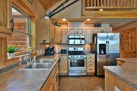 Cabin, Multiple Beds, Fireplace | Private kitchen | Fridge, microwave, oven, stovetop