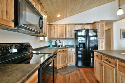 Cabin, Multiple Beds, Kitchen | Private kitchen | Fridge, microwave, oven, stovetop