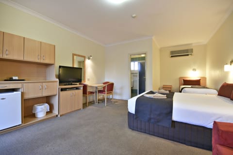 Queen Room 3 | Iron/ironing board, free WiFi, bed sheets