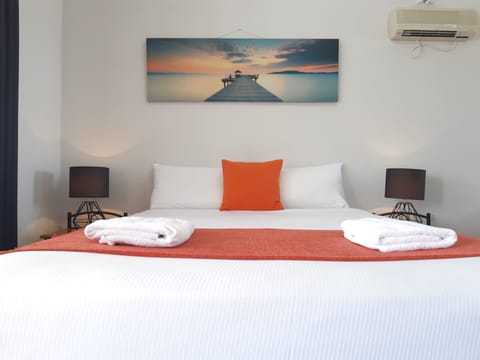 Standard Room, 1 Queen Bed | Iron/ironing board, rollaway beds, free WiFi, bed sheets