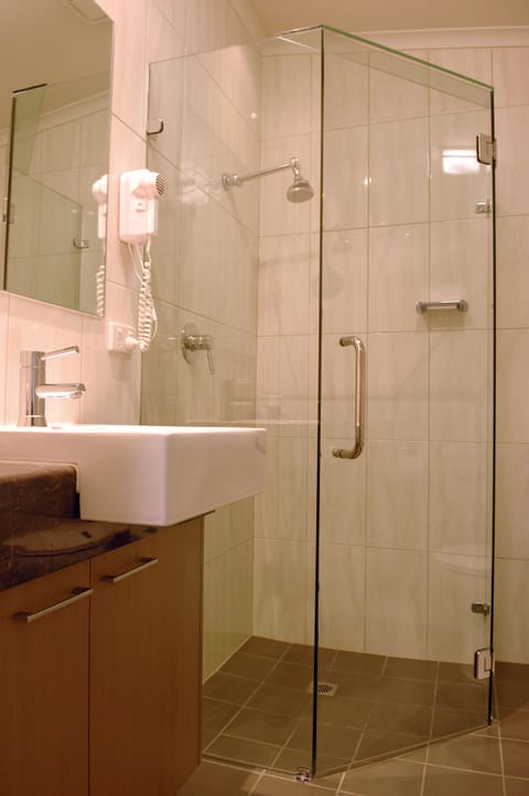 Superior Suite (Queen) | Bathroom | Free toiletries, towels