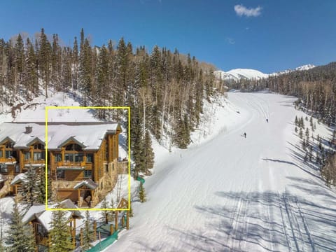 This 4 BR condo is called "First Tracks Lodge" for a reason! AAA location on the Sundance Ski Run!